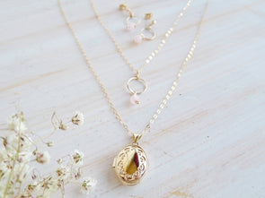 Locket “ In Veritas” personalizzabile, con collana e orecchini Karma, oro 9 ct